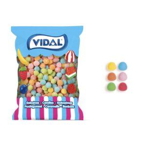 Deliciosas bolitas de caramelo blando con doble textura y riquísimo sabor a: limón, naranja, fresa, cereza, manzana y frambuesa. Este surtido es apto para todos los gustos por su gran variedad de sabores. Su tamaño de a bocado hará que no puedas parar de saborear esta delicia. original de Vidal Golosinas. Compralo en Golosinas la Mancha