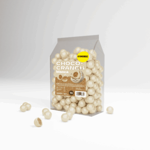 BOLAS DE MAÍZ RECUBIERTAS CON COBERTURA BLANCA CON GRASA VEGETAL Cereal crujiente hecho a partir de una mezcla de sémola de maíz tostado extrusionado, recubiertas con cobertura blanca con grasa vegetal.