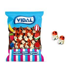 Originales caramelos de goma creados por Vidal Golosinas en forma de calaveras pirata con un sorprendente sabor a mora y frambuesa. Ideal para tus fiestas de Halloween o eventos temáticos. Sabor: Mora y frambuesa No contiene: Sin gluten Sin grasa Formato: Bolsa de 1,5 Kg 250 uds aprox.