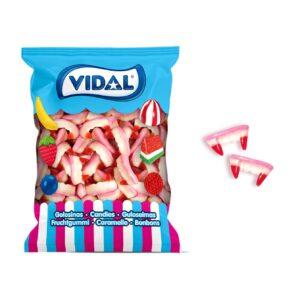 Chuchería en forma de colmillos de vampiro con sabor a fresa y nata. Esta original creación de Vidal Golosinas será la protagonista en tus fiestas de Halloween. Sabor: Fresa y nata No contiene: Sin gluten Sin grasa Formato: Bolsa de 1,4 Kg 250 uds aprox. Ven a por ella a Golosinas La Mancha