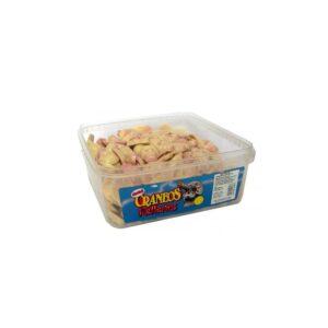 Deliciosos cráneos de chocolate blanco rellenos de crema de fresa. Una combinación de textura y sabores que no te dejará indiferente. Presentados en una caja con 300 unidades. Cada unidad tiene unas medidas aproximadas de 3cm. de alto x 2cm de ancho.