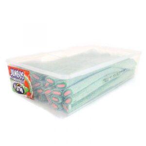 Jumbo Rellenos con pica Fini de sandía 30u. Palos de regaliz con sabor a sandía, rellenos de una crema dulce y bañados con una capa de pica pica. Formato extragrande. Presentados en comodo estuche con 30 unidades. La unidad mide aproximadamente 24 centímetros de longitud.