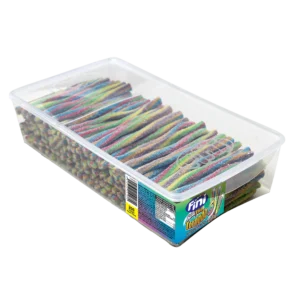 Tarro con 200 unidades de regalices Rellepica Tornado Fini multicolor, tiras de tubes con seis colores diferentes (naranja, amarillo, rojo, lila, azul y verde), rellenas de crema de nata y recubiertas de pica-pica. Ideales para mesas dulces, cumpleaños, fiestas temáticas o como capricho para cualquier momento. ¡Un regaliz colorido y muy ácido!