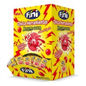 Fini ha transformado el inconfundible sabor de sus clásicas golosinas en una novedad explosiva bajo la promesa: "¡La experiencia de ácido extremo ahora en formato chicle!". Este nuevo producto está diseñado para poner a prueba a los más atrevidos, ofreciendo un intenso sabor a fresa que rinde homenaje a las clásicas herramientas superácidas de la marca. Su mayor secreto se esconde en el interior, donde aguarda un sorprendente y explosivo relleno de líquido que desata una sensación de acidez extrema en el paladar. Características principales del producto: Sabor y textura: Chicle de intenso sabor a fresa con un corazón de relleno líquido súper ácido. Formato de venta: Se presenta en una llamativa y práctica caja expositora que contiene 200 unidades, ideal para colocar en mostradores o mesas dulces. Envase individual: Cada unidad de 5 gramos viene envuelta de forma individual, garantizando su máxima frescura y facilitando el reparto. Apto para todos: Es un producto sin grasa (No fat) y completamente libre de gluten (No gluten)