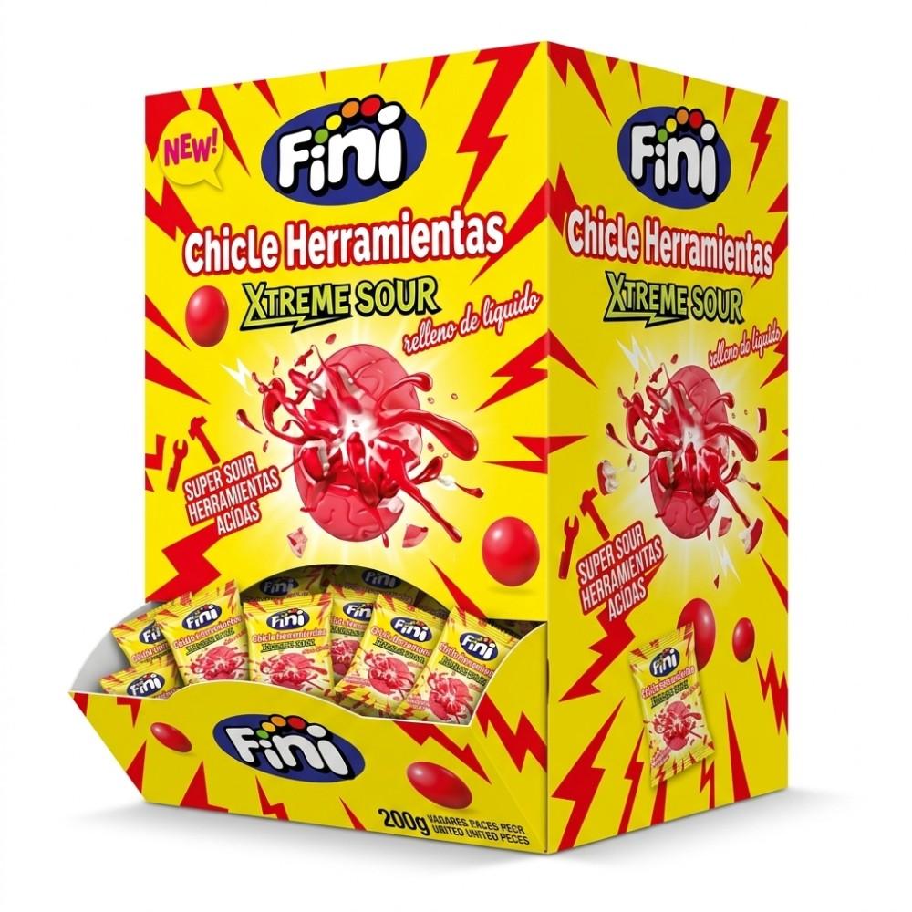 Fini ha transformado el inconfundible sabor de sus clásicas golosinas en una novedad explosiva bajo la promesa: "¡La experiencia de ácido extremo ahora en formato chicle!". Este nuevo producto está diseñado para poner a prueba a los más atrevidos, ofreciendo un intenso sabor a fresa que rinde homenaje a las clásicas herramientas superácidas de la marca. Su mayor secreto se esconde en el interior, donde aguarda un sorprendente y explosivo relleno de líquido que desata una sensación de acidez extrema en el paladar. Características principales del producto: Sabor y textura: Chicle de intenso sabor a fresa con un corazón de relleno líquido súper ácido. Formato de venta: Se presenta en una llamativa y práctica caja expositora que contiene 200 unidades, ideal para colocar en mostradores o mesas dulces. Envase individual: Cada unidad de 5 gramos viene envuelta de forma individual, garantizando su máxima frescura y facilitando el reparto. Apto para todos: Es un producto sin grasa (No fat) y completamente libre de gluten (No gluten)