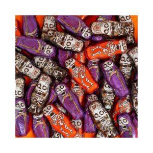 Las Figuras de Chocolate con Leche Halloween son el detalle perfecto para endulzar tus fiestas más terroríficas. Elaboradas con un suave y cremoso chocolate con leche, vienen decoradas con divertidos diseños de esqueletos que combinan el sabor más clásico con un toque festivo. Sus envoltorios en tonos rojo, violeta y negro aportan un aire misterioso ideal para acompañar mesas dulces, bolsas de chuches o repartir entre los más pequeños durante la noche de Halloween. Presentadas en una práctica bolsa de 1 kg con unas 125 unidades envueltas individualmente, estas chocolatinas son cómodas de repartir y mantener siempre frescas. Además, son un producto sin gluten, apto para que todos puedan disfrutar sin preocupaciones. Dale un toque delicioso y divertido a tu celebración adquiriendo estas irresistibles figuras de chocolate directamente en nuestra tienda