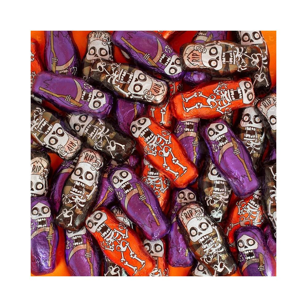 Las Figuras de Chocolate con Leche Halloween son el detalle perfecto para endulzar tus fiestas más terroríficas. Elaboradas con un suave y cremoso chocolate con leche, vienen decoradas con divertidos diseños de esqueletos que combinan el sabor más clásico con un toque festivo. Sus envoltorios en tonos rojo, violeta y negro aportan un aire misterioso ideal para acompañar mesas dulces, bolsas de chuches o repartir entre los más pequeños durante la noche de Halloween. Presentadas en una práctica bolsa de 1 kg con unas 125 unidades envueltas individualmente, estas chocolatinas son cómodas de repartir y mantener siempre frescas. Además, son un producto sin gluten, apto para que todos puedan disfrutar sin preocupaciones. Dale un toque delicioso y divertido a tu celebración adquiriendo estas irresistibles figuras de chocolate directamente en nuestra tienda
